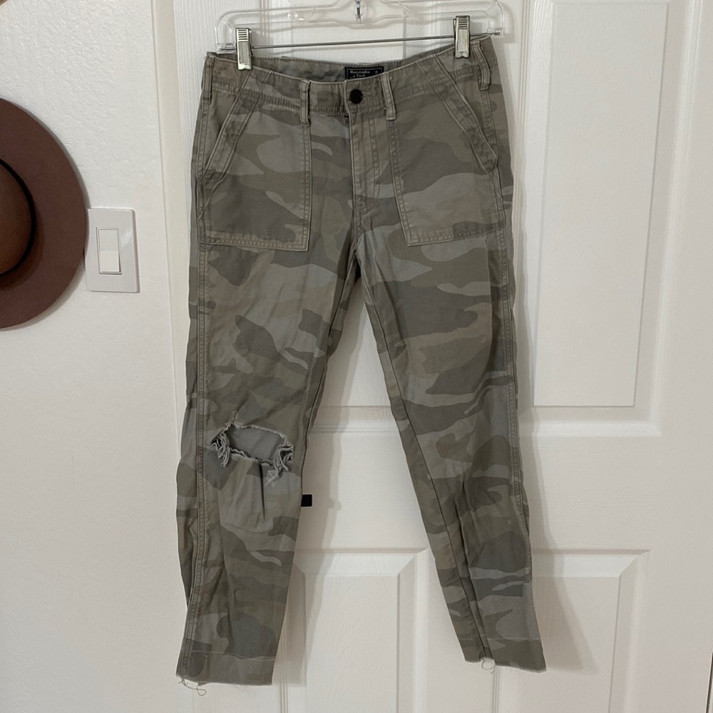 Abercrombie and Fitch army cargo jeans. Size 25, low rise